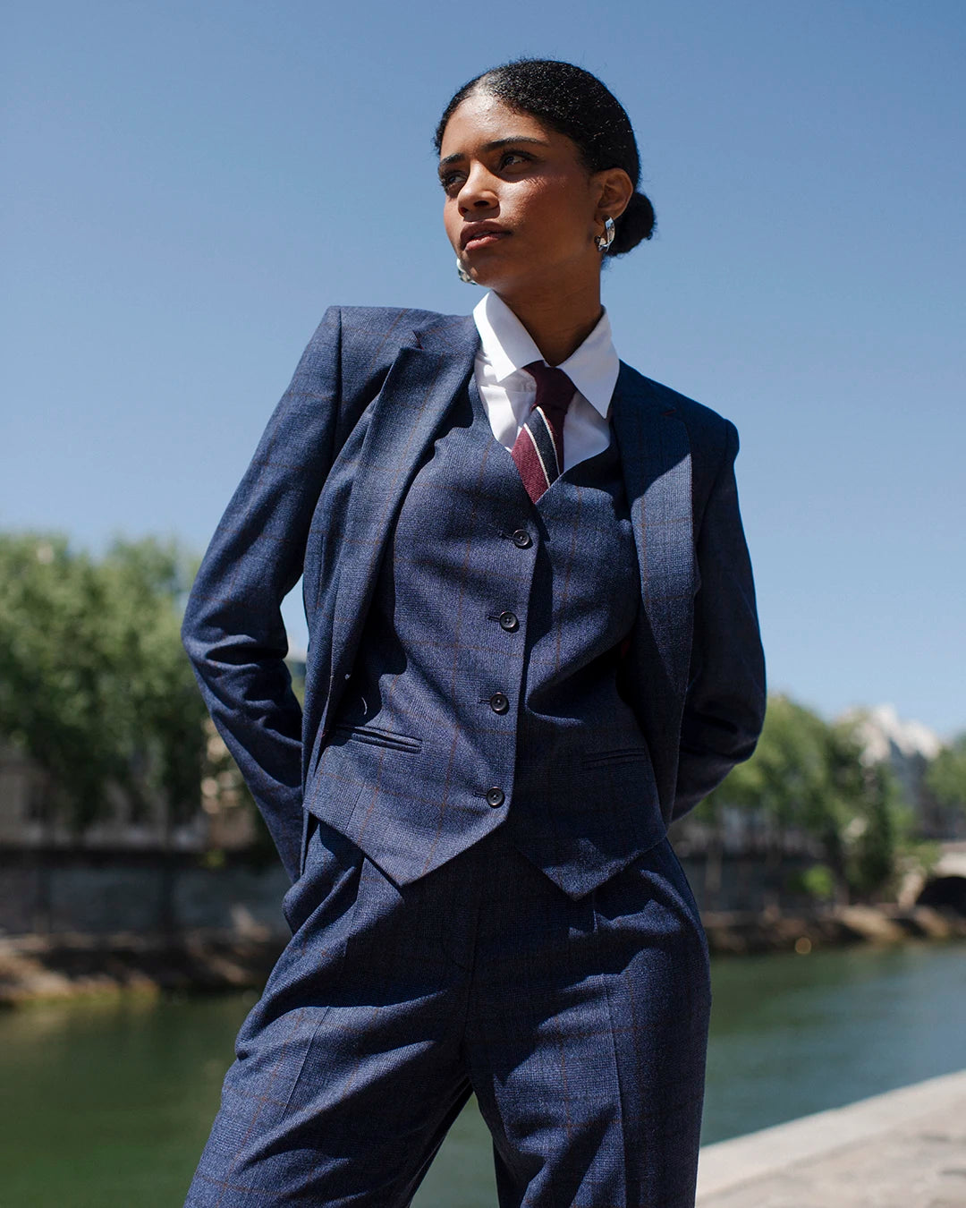 veste-tailleur-pantalon-femme-chic-bureau-ceremonie-mariage-elegant-idee-de-tenue-prince-de-galles-6