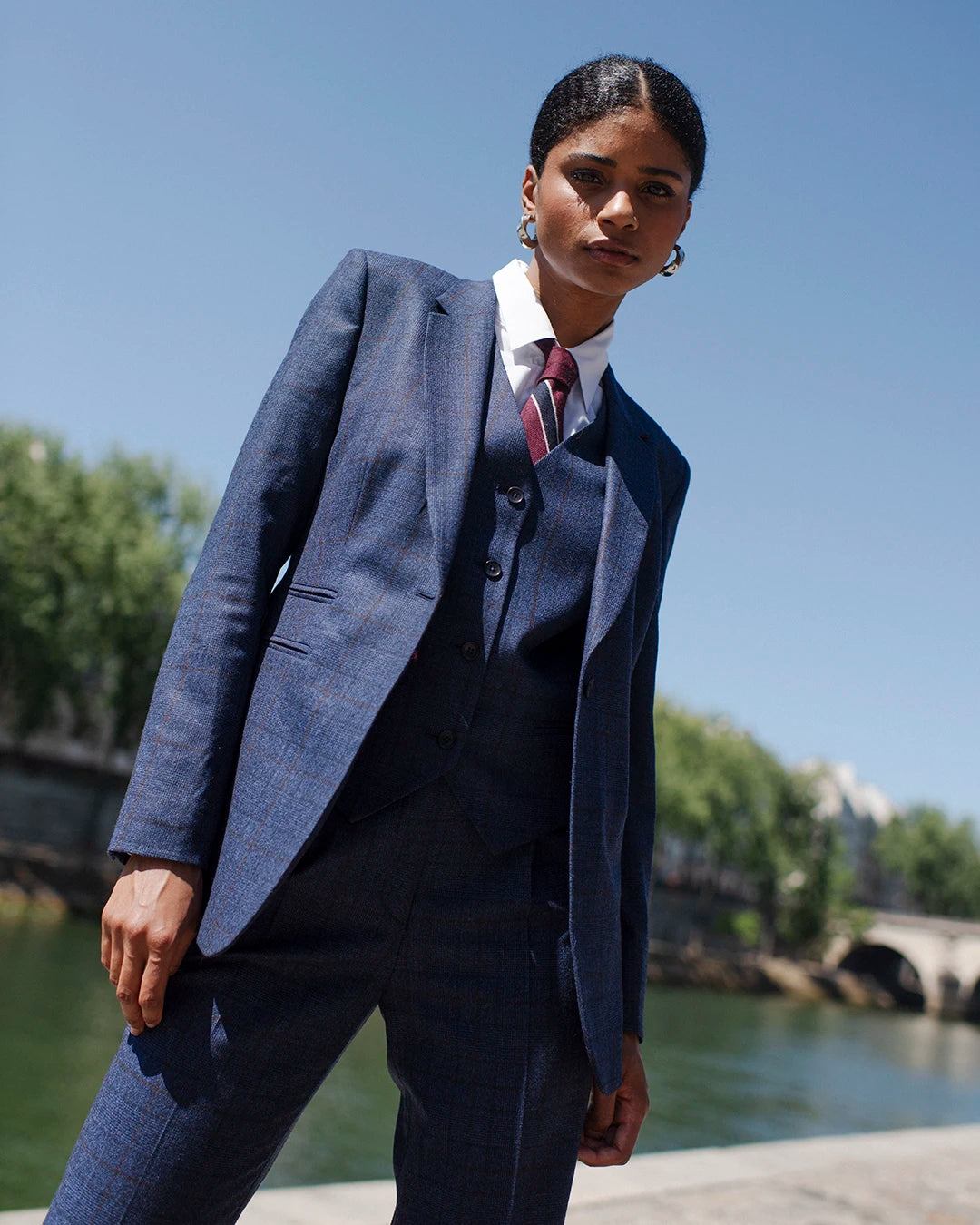 veste-tailleur-pantalon-femme-chic-bureau-ceremonie-mariage-elegant-idee-de-tenue-prince-de-galles-6