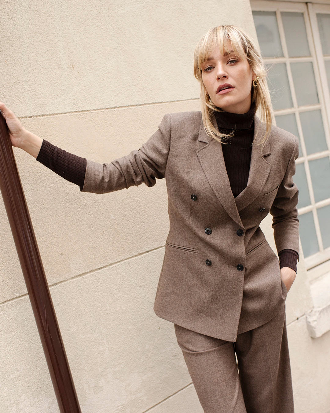 veste-tailleur-pantalon-femme-tenue-travail-ceremonie-evenement-chic-elegant-