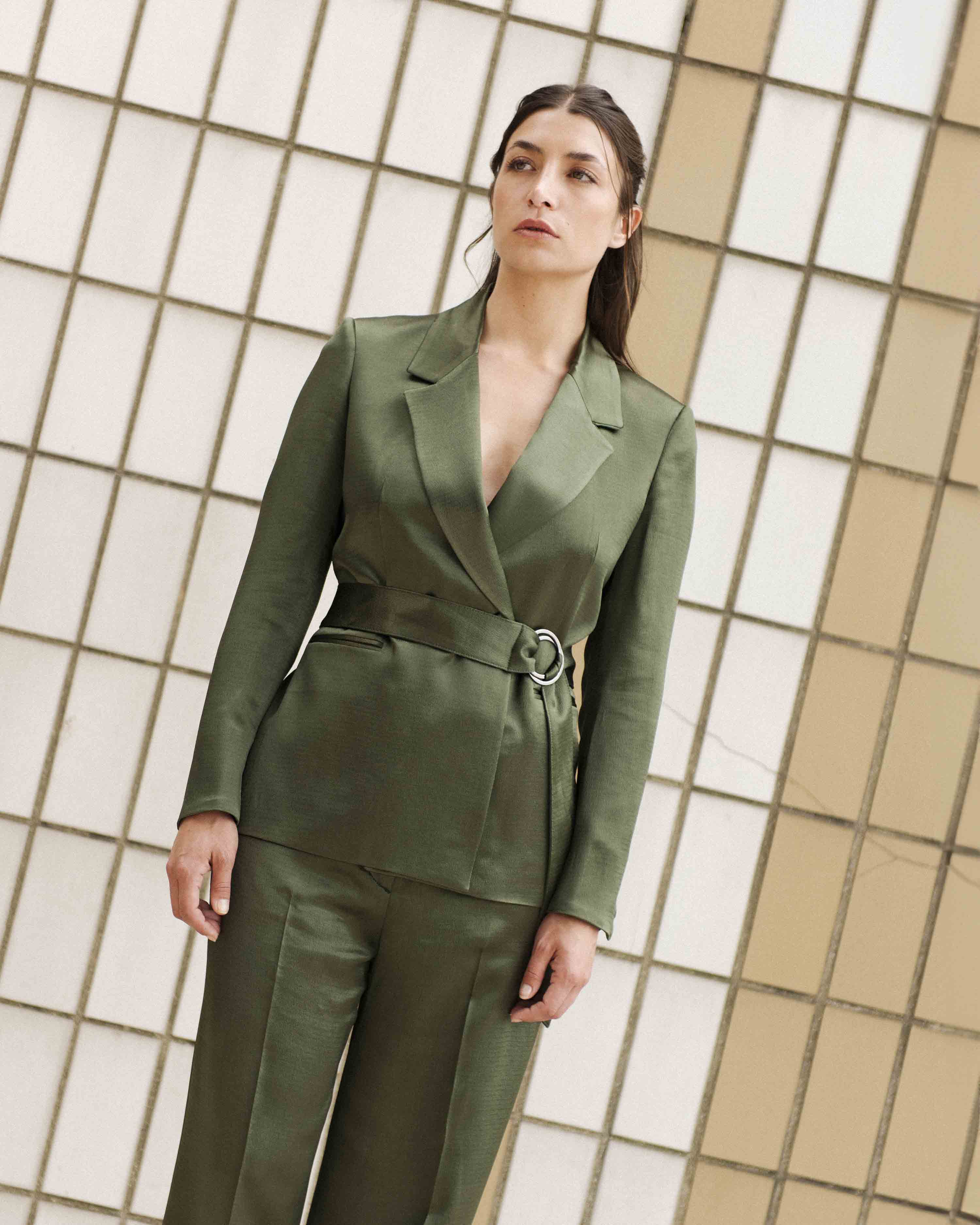 veste-tailleur-satin-ceinturee-kaki-vert-chic-elegant-matiere-premium-ethique-durable-17H10-tailleur-pour-femme-3