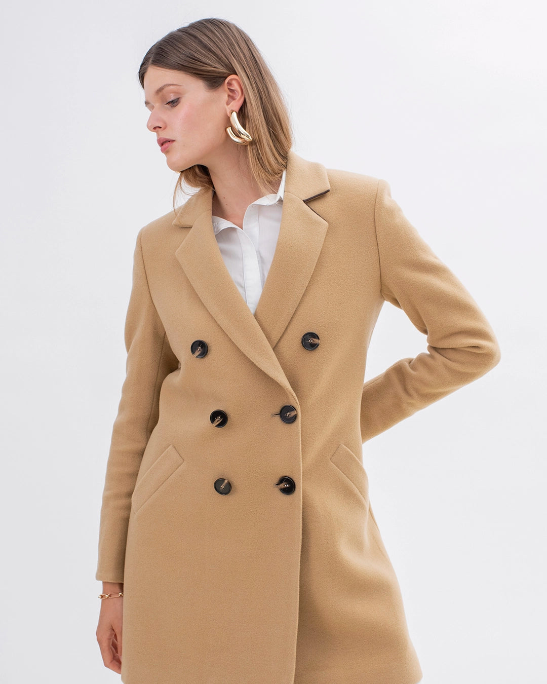 manteau-beige-croisee-col-tailleur-poches-raglan-mi-long-look-chic-17H10-paris