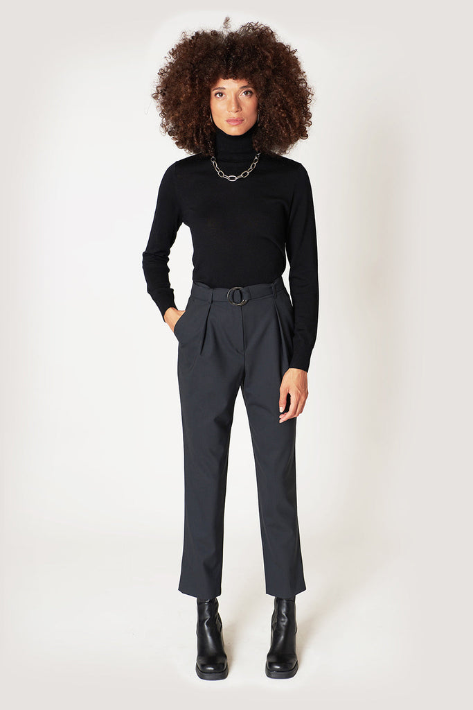 17H10-pantalon-casablanca-ceinture-tailleur-carbone-must-have-dressing-chic-et-élégant-qualité-durable-made-in-portugal-
