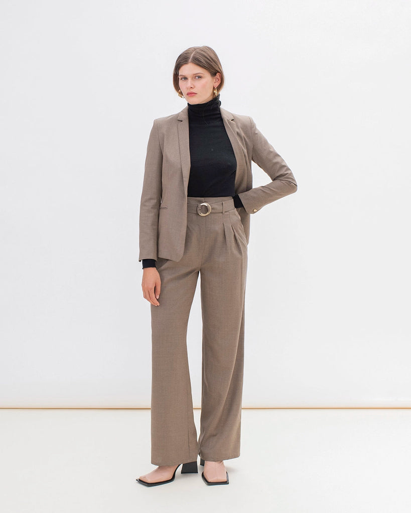 pantalon-de-tailleur-marron-glacé-coupe-pallazo-fabriqué-en-pologne-automne-hiver-2023-look-chic-17H10-1