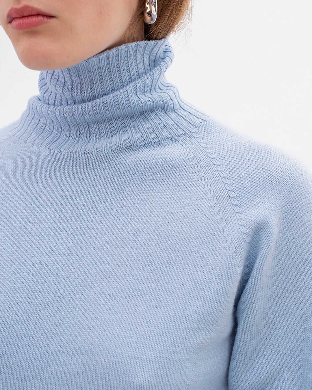 pull-maille-col-roulé-effet-oversize-effet-cotelé-bleu-ciel-marque-francaise-17H10-paris